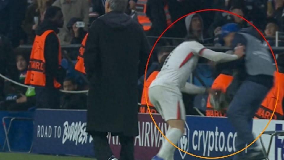 欧冠:切尔西客场2-5惨败巴黎,佩德罗·内托推搡球童引发争议