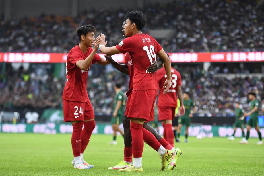 开云APP-中超-王钰栋失单刀杜月徵制胜球 铜梁龙1-0十人浙江